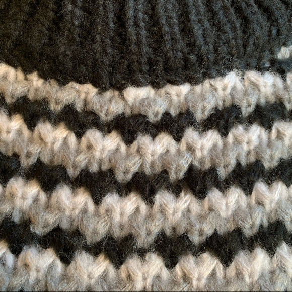 Romeo + Juliet Oversized Slouchy Knit Sweater - Picture 8 of 14